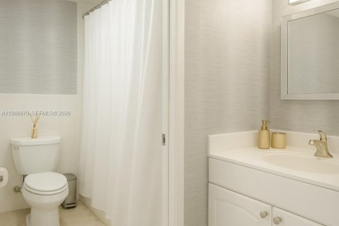 Condo in Sunny Isles Beach, Florida, 2 bedrooms  № 2028405 - photo 13