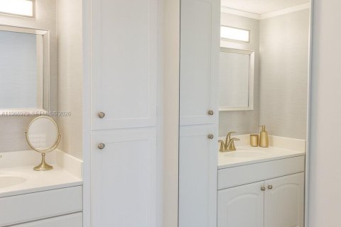 Condo in Sunny Isles Beach, Florida, 2 bedrooms  № 2028405 - photo 14