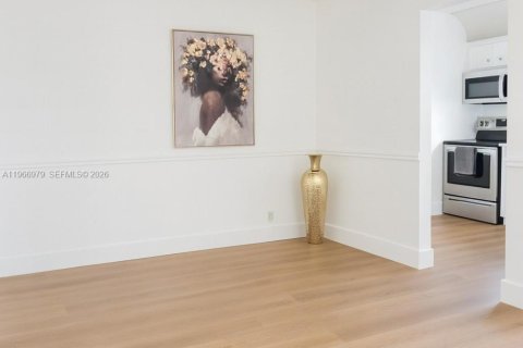 Condo in Sunny Isles Beach, Florida, 2 bedrooms  № 2028405 - photo 9