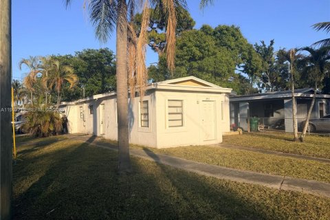 Villa ou maison à louer à Fort Lauderdale, Floride: 3 chambres, 116.31 m2 № 2023879 - photo 2