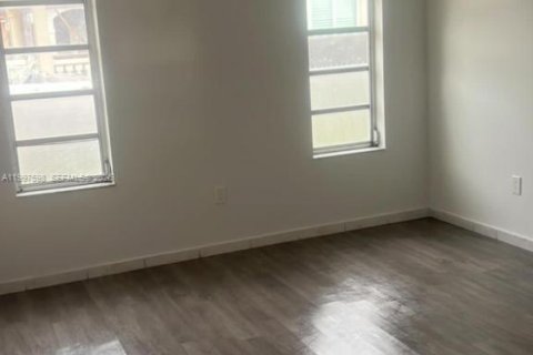 Casa en alquiler en Miami, Florida, 3 dormitorios, 130.06 m2 № 2059511 - foto 3