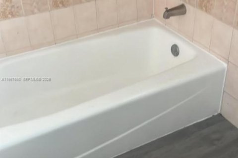 Casa en alquiler en Miami, Florida, 3 dormitorios, 130.06 m2 № 2059511 - foto 9