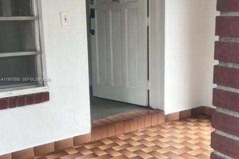 Casa en alquiler en Miami, Florida, 3 dormitorios, 130.06 m2 № 2059511 - foto 2