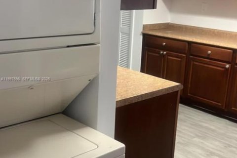 Casa en alquiler en Miami, Florida, 3 dormitorios, 130.06 m2 № 2059511 - foto 13