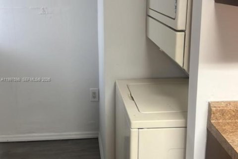 Casa en alquiler en Miami, Florida, 3 dormitorios, 130.06 m2 № 2059511 - foto 12