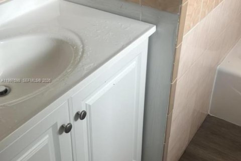 Casa en alquiler en Miami, Florida, 3 dormitorios, 130.06 m2 № 2059511 - foto 8