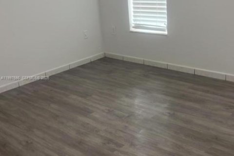 Casa en alquiler en Miami, Florida, 3 dormitorios, 130.06 m2 № 2059511 - foto 6