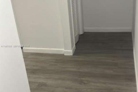 Casa en alquiler en Miami, Florida, 3 dormitorios, 130.06 m2 № 2059511 - foto 10