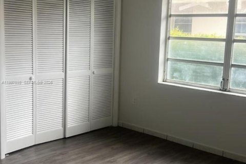 Casa en alquiler en Miami, Florida, 3 dormitorios, 130.06 m2 № 2059511 - foto 4