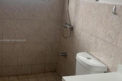 Casa en alquiler en Miami, Florida, 3 dormitorios, 130.06 m2 № 2059511 - foto 14