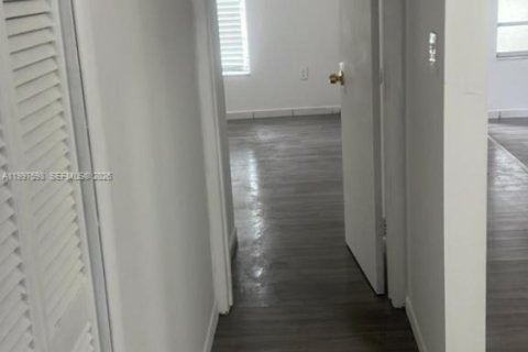 Casa en alquiler en Miami, Florida, 3 dormitorios, 130.06 m2 № 2059511 - foto 5