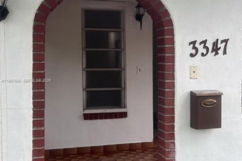 Casa en alquiler en Miami, Florida, 3 dormitorios, 130.06 m2 № 2059511 - foto 15