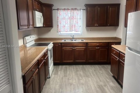 Casa en alquiler en Miami, Florida, 3 dormitorios, 130.06 m2 № 2059511 - foto 11