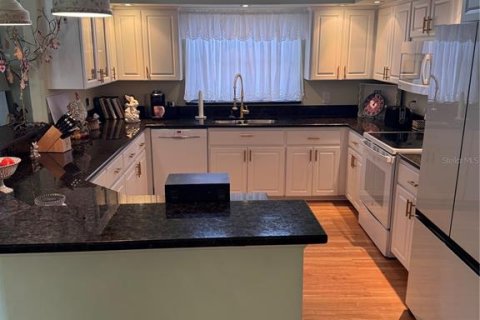 House in Spring Hill, Florida 2 bedrooms, 187.66 sq.m. № 1832884 - photo 11