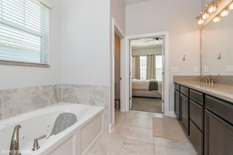House in Winter Garden, Florida 5 bedrooms, 286.51 sq.m. № 1724152 - photo 27