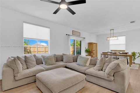 House in Homestead, Florida 4 bedrooms, 203.46 sq.m. № 1952819 - photo 12