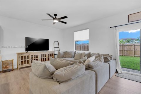 House in Homestead, Florida 4 bedrooms, 203.46 sq.m. № 1952819 - photo 13