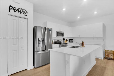 House in Homestead, Florida 4 bedrooms, 203.46 sq.m. № 1952819 - photo 7