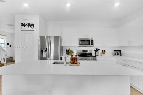 House in Homestead, Florida 4 bedrooms, 203.46 sq.m. № 1952819 - photo 10