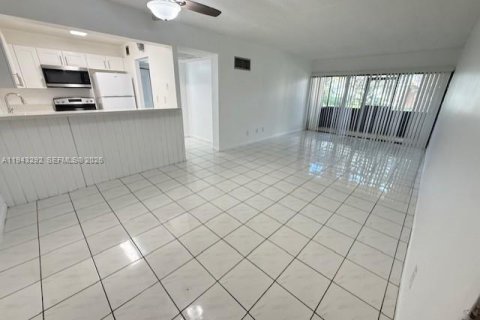 Copropriété à louer à Hollywood, Floride: 2 chambres, 82.13 m2 № 1999630 - photo 5