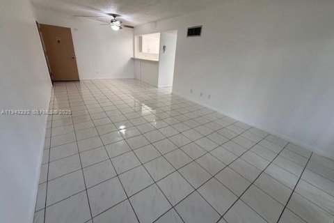 Copropriété à louer à Hollywood, Floride: 2 chambres, 82.13 m2 № 1999630 - photo 4