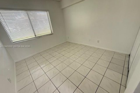 Copropriété à louer à Hollywood, Floride: 2 chambres, 82.13 m2 № 1999630 - photo 7