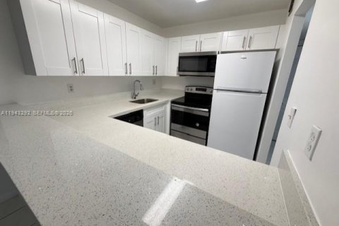 Copropriété à louer à Hollywood, Floride: 2 chambres, 82.13 m2 № 1999630 - photo 2