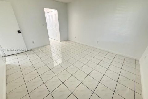 Copropriété à louer à Hollywood, Floride: 2 chambres, 82.13 m2 № 1999630 - photo 6
