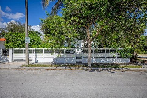 House in Miami, Florida 4 bedrooms, 136.94 sq.m. № 1953255 - photo 24