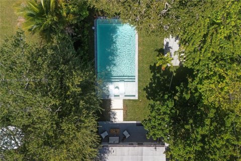 House in Miami, Florida 4 bedrooms, 136.94 sq.m. № 1953255 - photo 1