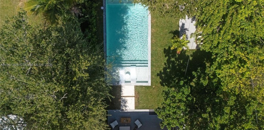 House in Miami, Florida 4 bedrooms, 136.94 sq.m. № 1953255