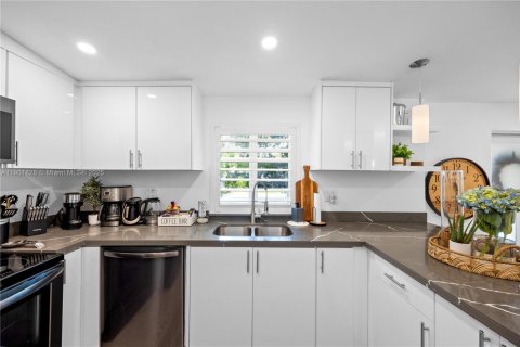 House in Miami, Florida 4 bedrooms, 136.94 sq.m. № 1953255 - photo 11