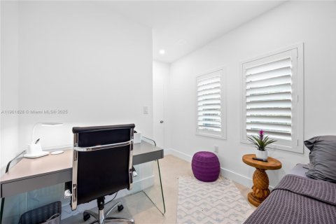 House in Miami, Florida 4 bedrooms, 136.94 sq.m. № 1953255 - photo 19