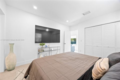 House in Miami, Florida 4 bedrooms, 136.94 sq.m. № 1953255 - photo 14