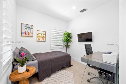 House in Miami, Florida 4 bedrooms, 136.94 sq.m. № 1953255 - photo 20