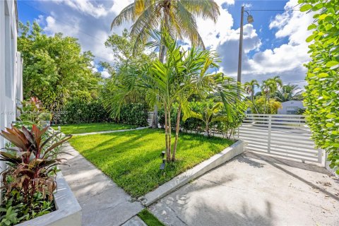 House in Miami, Florida 4 bedrooms, 136.94 sq.m. № 1953255 - photo 23