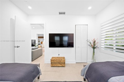 House in Miami, Florida 4 bedrooms, 136.94 sq.m. № 1953255 - photo 18