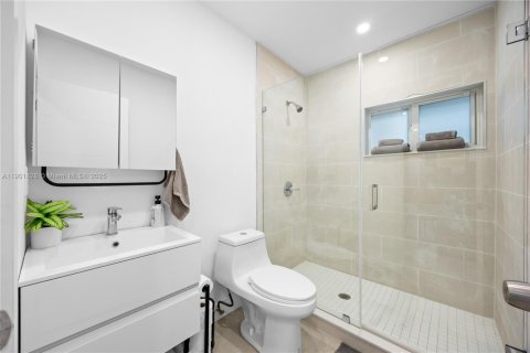 House in Miami, Florida 4 bedrooms, 136.94 sq.m. № 1953255 - photo 12