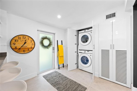 House in Miami, Florida 4 bedrooms, 136.94 sq.m. № 1953255 - photo 21
