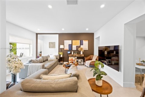 House in Miami, Florida 4 bedrooms, 136.94 sq.m. № 1953255 - photo 5