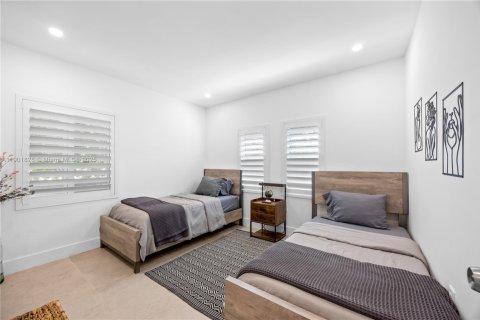 House in Miami, Florida 4 bedrooms, 136.94 sq.m. № 1953255 - photo 17