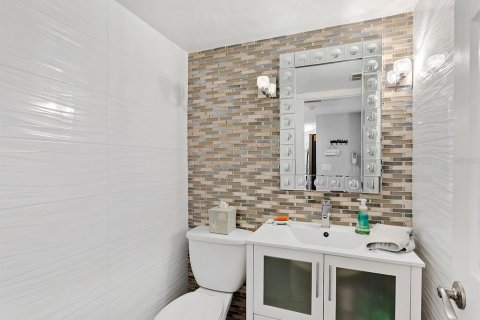 Condo in Sarasota, Florida, 1 bedroom № 2098051 - photo 11