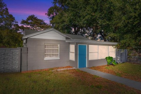 House in Orlando, Florida 3 bedrooms, 125.42 sq.m. № 1899898 - photo 1