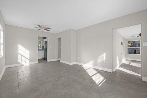 House in Orlando, Florida 3 bedrooms, 125.42 sq.m. № 1899898 - photo 3