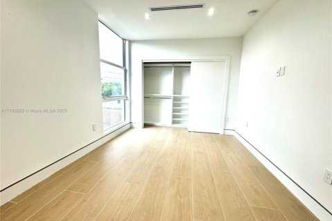 Adosado en venta en Miami, Florida, 3 dormitorios, 230.77 m2 № 1505644 - foto 17