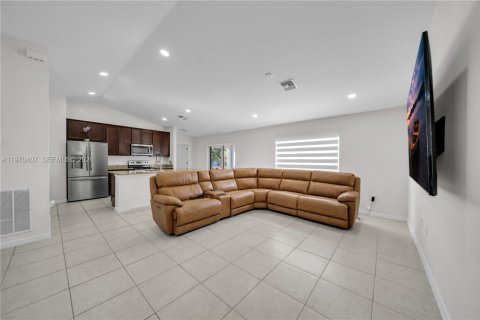 Casa en venta en Cape Coral, Florida, 3 dormitorios, 153.29 m2 № 2031088 - foto 10