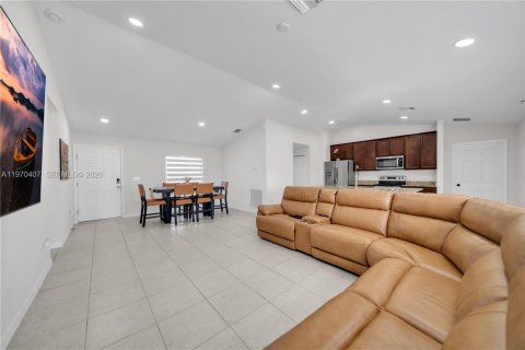 Casa en venta en Cape Coral, Florida, 3 dormitorios, 153.29 m2 № 2031088 - foto 11