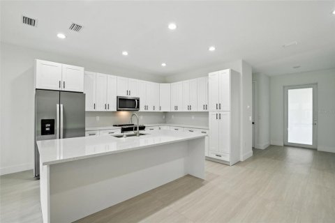 House in North Port, Florida 3 bedrooms, 146.51 sq.m. № 1911516 - photo 10