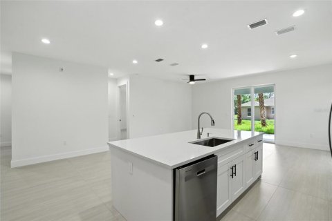House in North Port, Florida 3 bedrooms, 146.51 sq.m. № 1911516 - photo 14