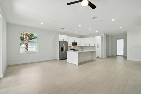House in North Port, Florida 3 bedrooms, 146.51 sq.m. № 1911516 - photo 8